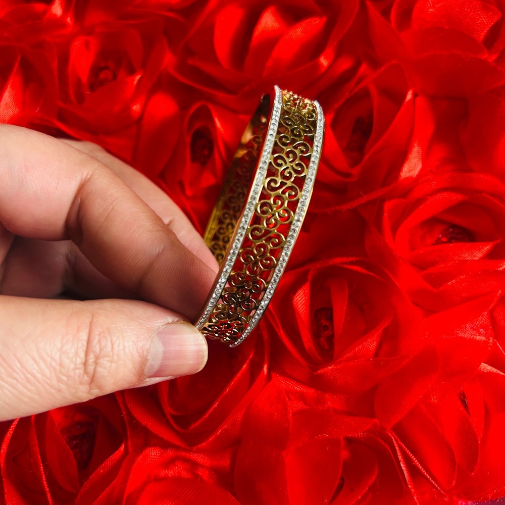 Elegant Gold  Bangle openable